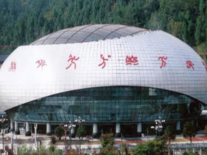 海伦体育中心球形网架加工安装